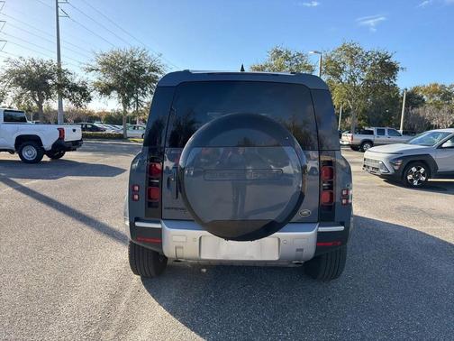 2023 Land Rover Defender 110 SE
