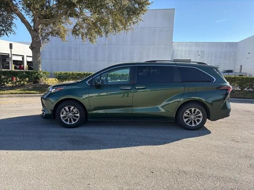2024 Toyota Sienna XLE