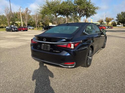 2025 Lexus ES 300h Base