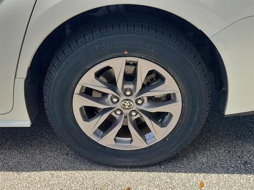 2025 Toyota Sienna LE