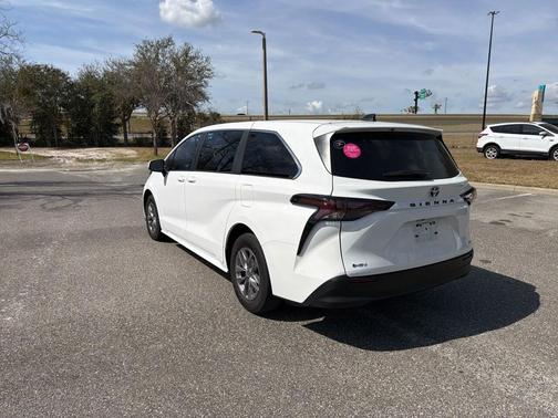 2025 Toyota Sienna LE