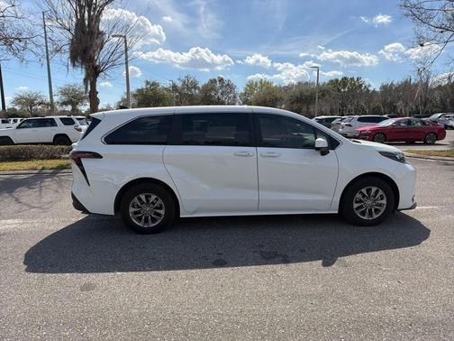 2025 Toyota Sienna LE