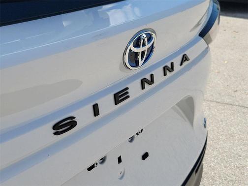 2025 Toyota Sienna LE