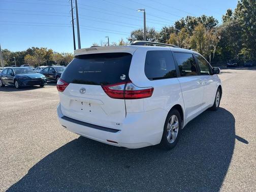 2017 Toyota Sienna LE