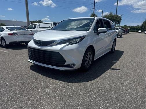 2023 Toyota Sienna XLE