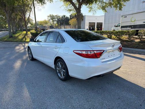 Blizzard Pearl 2017 Toyota Camry SE