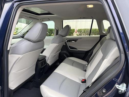 2022 Toyota RAV4 Hybrid XLE Premium