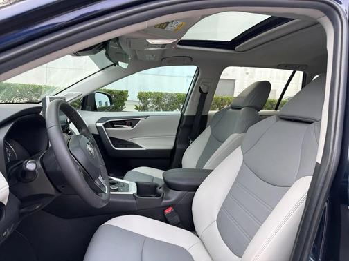 2022 Toyota RAV4 Hybrid XLE Premium