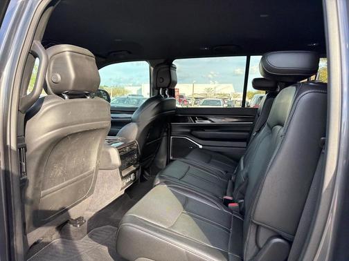 2024 Jeep Wagoneer Base