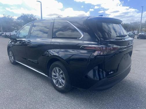 2025 Toyota Sienna LE