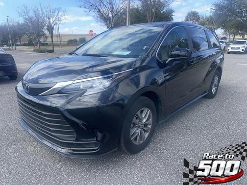 2025 Toyota Sienna LE