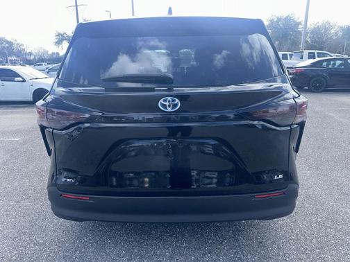 2025 Toyota Sienna LE