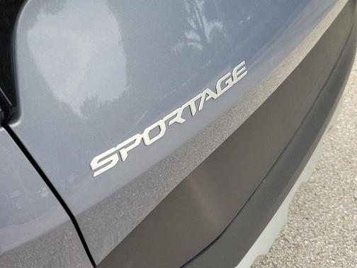 Everlasting Silver 2025 Kia Sportage LX