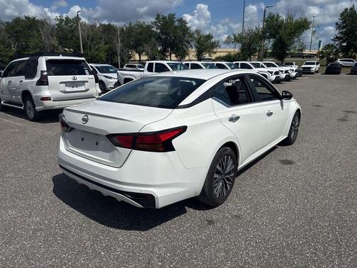 Glacier White 2025 Nissan Altima 2.5 SV