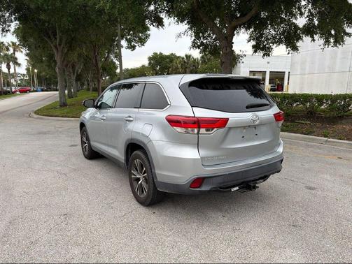 Celestial Silver Metallic 2019 Toyota Highlander LE I4