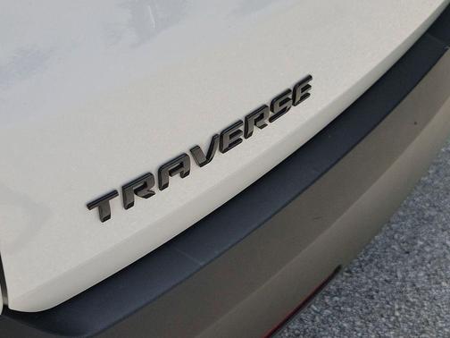 Iridescent Pearl Tricoat 2023 Chevrolet Traverse RS