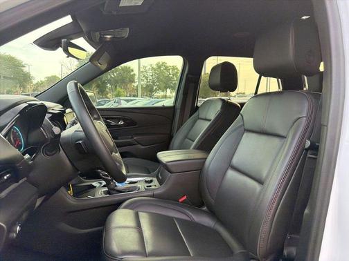 Iridescent Pearl Tricoat 2023 Chevrolet Traverse RS