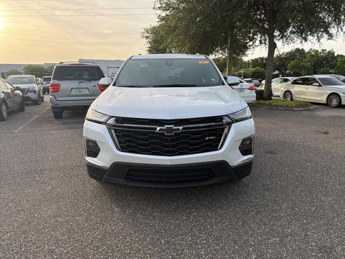 Iridescent Pearl Tricoat 2023 Chevrolet Traverse RS