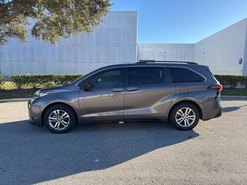 2021 Toyota Sienna XSE 7 Passenger