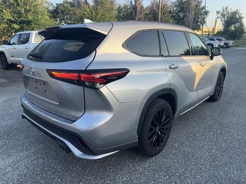 Celestial Silver Metallic 2025 Toyota Highlander XSE