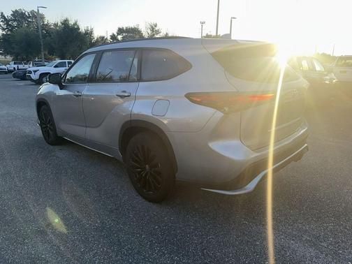 Celestial Silver Metallic 2025 Toyota Highlander XSE
