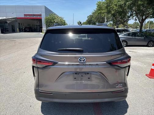 2022 Toyota Sienna XLE 8 Passenger