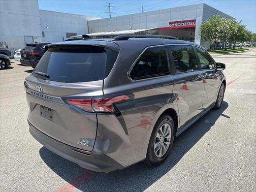 2022 Toyota Sienna XLE 8 Passenger