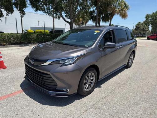 2022 Toyota Sienna XLE 8 Passenger