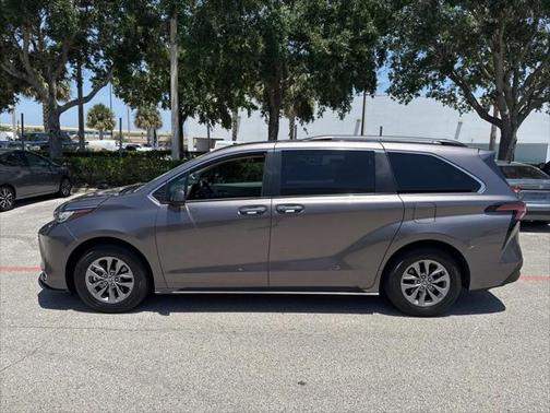 2022 Toyota Sienna XLE 8 Passenger
