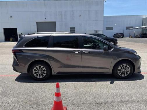 2022 Toyota Sienna XLE 8 Passenger