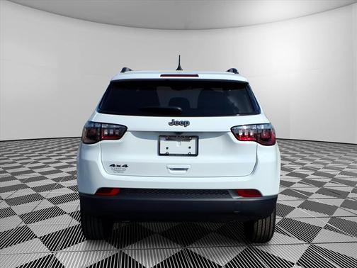 Bright White Clearcoat 2026 Jeep Compass Latitude