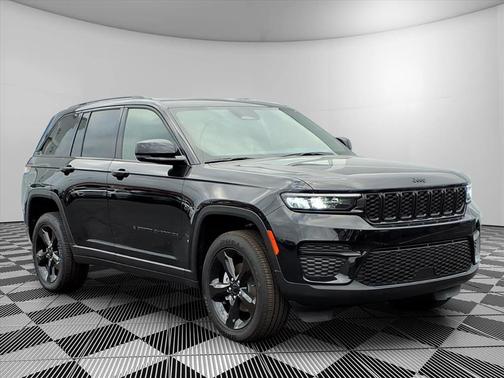 Diamond Black 2025 Jeep Grand Cherokee Laredo