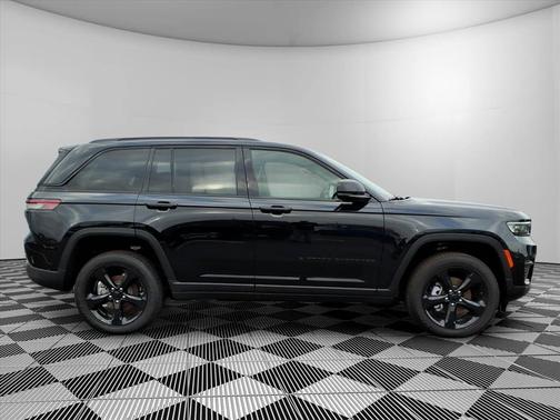 Diamond Black 2025 Jeep Grand Cherokee Laredo