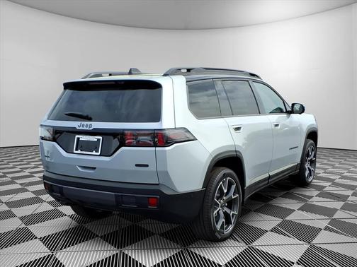 Silver Zynith Clearcoat 2026 Jeep Cherokee Overland