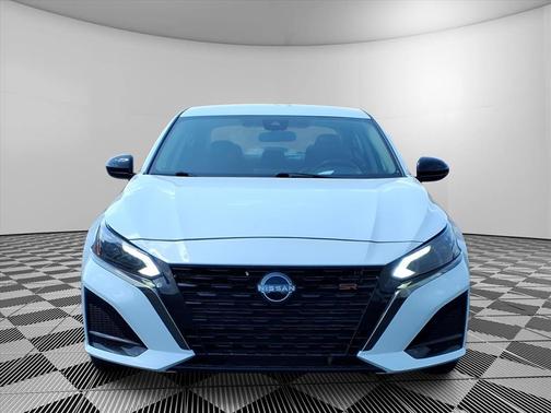 Glacier White 2024 Nissan Altima 2.5 SR