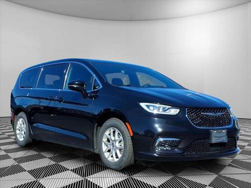Diamond Black Crystal Pearlcoat 2025 Chrysler Pacifica Select