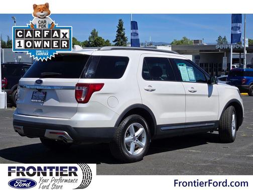 White Platinum Clearcoat Metallic 2017 Ford Explorer XLT