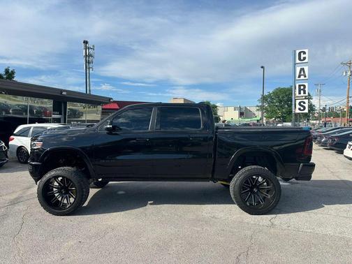 Diamond Black Crystal Pearlcoat 2022 RAM 1500 Limited