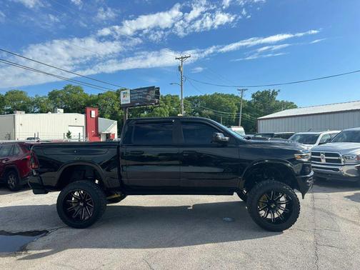 Diamond Black Crystal Pearlcoat 2022 RAM 1500 Limited
