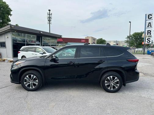 Midnight Black Metallic 2022 Toyota Highlander XLE