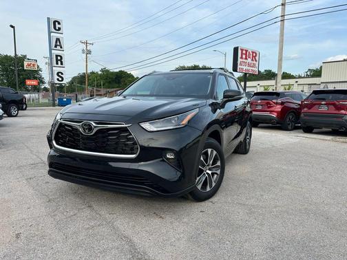 Midnight Black Metallic 2022 Toyota Highlander XLE