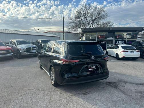 Midnight Black Metallic 2021 Toyota Sienna XLE 7 Passenger