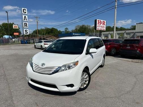 White 2015 Toyota Sienna LE