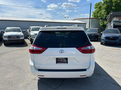 White 2015 Toyota Sienna LE