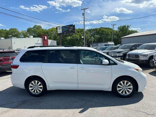 White 2015 Toyota Sienna LE