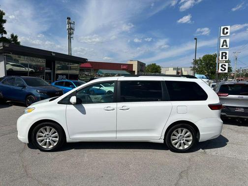 White 2015 Toyota Sienna LE