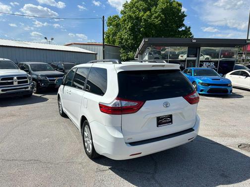 White 2015 Toyota Sienna LE