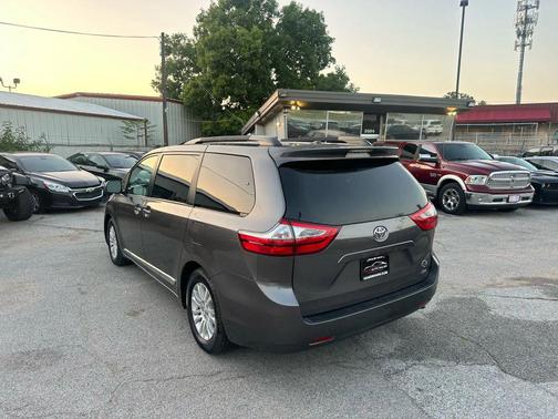 2017 Toyota Sienna XLE