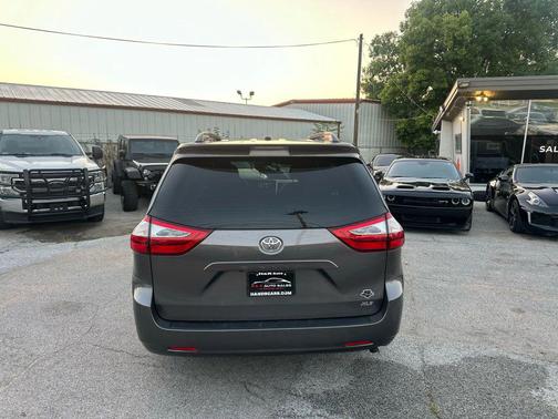 2017 Toyota Sienna XLE