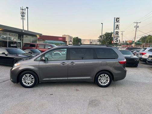 2017 Toyota Sienna XLE